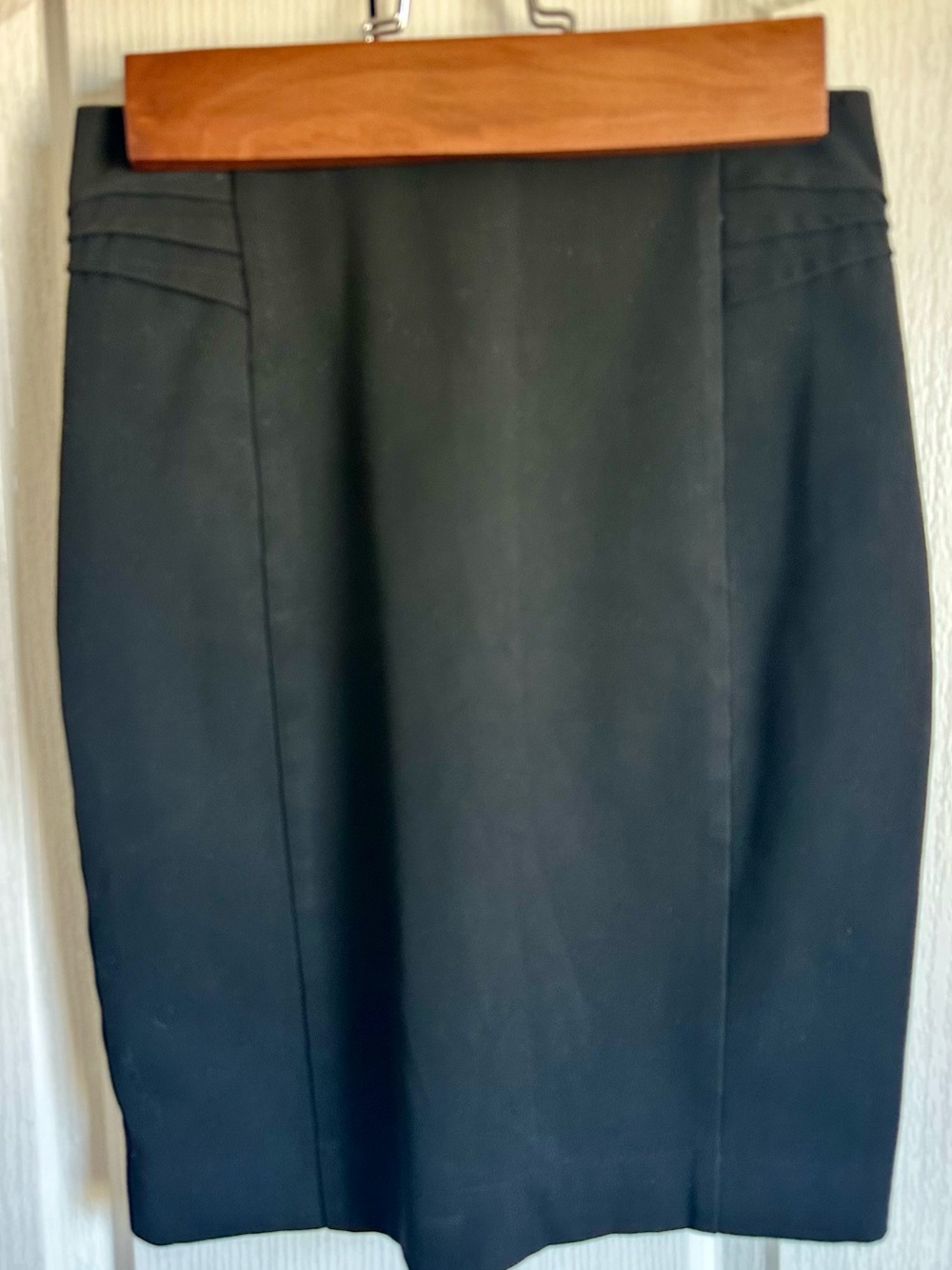 Express Black Pleated Pencil Skirt Knee Length Size 2 Polyester Rayon Spandex